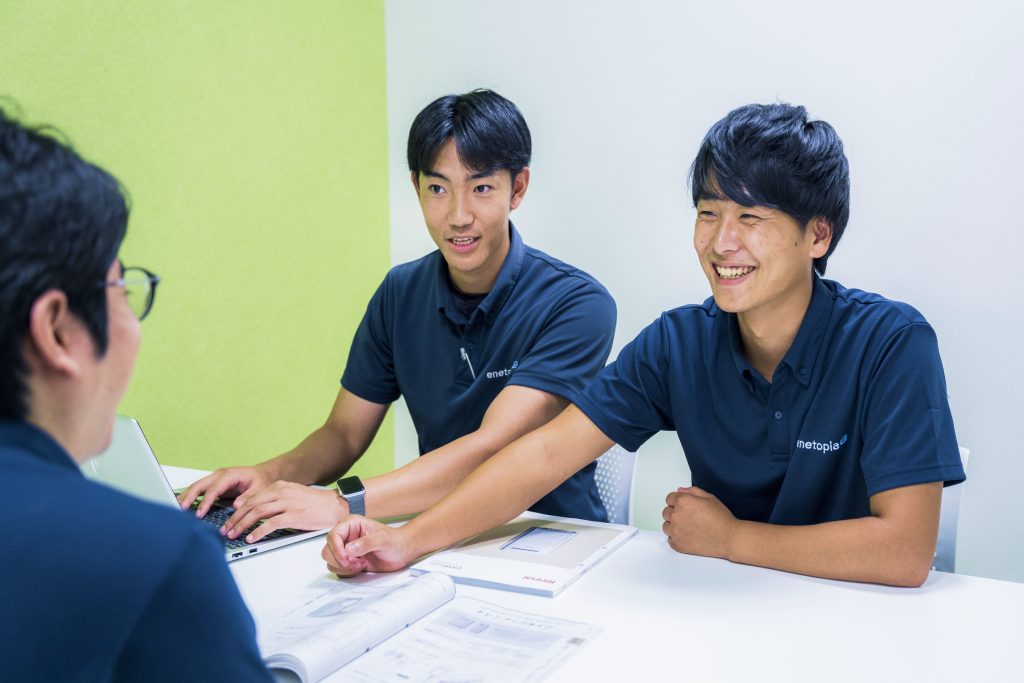 打ち合わせをするとっとり市民電力のスタッフ